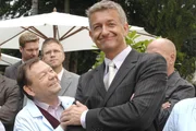 Pit (Dominic Raacke, r.) sieht sich schon als Nachfolger des scheidenden Gesch&auml;ftsf&uuml;hrers und erh&auml;lt die Gl&uuml;ckw&uuml;nsche von Georg Bratzke (Ernst-Georg Schwill, l.).