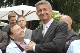 Pit (Dominic Raacke, r.) sieht sich schon als Nachfolger des scheidenden Gesch&auml;ftsf&uuml;hrers und erh&auml;lt die Gl&uuml;ckw&uuml;nsche von Georg Bratzke (Ernst-Georg Schwill, l.).