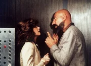 Gunther (Sid Haig, r.), einer der Bankräuber, will von Jennifer (Stefanie Powers, l.) wissen, wo die Beute versteckt ist. Gunther (Sid Haig, r.), einer der Bankräuber, will von Jennifer (Stefanie Powers, l.) wissen, wo die Beute versteckt ist.