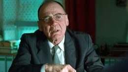 Der ehemalige Stasi-Offizier Ernst J&uuml;rgen (Bruno Ganz) soll Dr. Harris helfen..