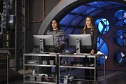 Cisco Ramon (Carlos Valdes, l.); Caitlin Snow (Danielle Panabaker, r.)