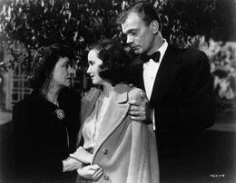 Im Haus der Familie Newton taucht eines Tages der lang verschollene Charlie Oakley (Joseph Cotten, r.) auf, Emmas (Patricia Collinge, l.) Bruder. Sein Verhalten weckt insbesondere bei seiner Nichte Charlotte (Teresa Wright, M.) den Verdacht, ihr Onkel k&ouml;nne etwas mit den mysteri&ouml;sen Witwenmorden der letzten Zeit zu tun haben ...