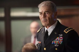 General Edward Clegg (Robert Forster) ist schockiert, als er realisiert, dass London w&auml;hrend der Beerdigung des britischen Premierministers von Terroristen angegriffen wird.