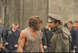 Kyle (Jean-Claude Van Damme, l.)