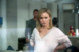 Radha Mitchell als Leah Banning