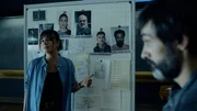 Die Polizisten Carmo (Lúcia Moniz) und Ortiz (Xosé Barato) informieren ihre Kollegen über die gesuchten Drogenkuriere. Die Polizisten Carmo (Lúcia Moniz) und Ortiz (Xosé Barato) informieren ihre Kollegen über die gesuchten Drogenkuriere.