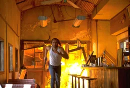 Als die Con Air von den am meisten gef&uuml;rchteten Verbrechern Amerikas entf&uuml;hrt wird, beginnt f&uuml;r den Ex-Elitesoldaten und Ex-Knacki Cameron Poe (Nicolas Cage) ein m&ouml;rderischer Kampf ums &Uuml;berleben ...