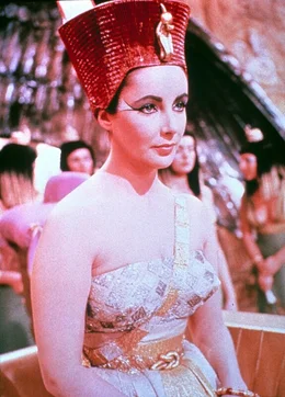 Nach dem Tod ihres Bruders ist Cleopatra (Elizabeth Taylor) alleinige Herrscherin von &Auml;gypten.