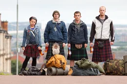 Robbie (Paul Brannigan, 2. von rechts) plant, sich einen Teil des teuren Whiskys abzuzweigen, um sich damit eine sorgenfreie Zukunft zu erm&ouml;glichen. Er reist mit Mo (Jasmin Riggings, links), Albert (Gary Maitland, 2. von links) und Rhino (William Ruane) daraufhin per Anhalter in den Norden Schottlands zur Destillerie Balblair, auf deren Gel&auml;nde das Fass gelagert wird und in der auch die Versteigerung stattfinden soll.