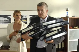 W&uuml;tend r&auml;umt Pit (Dominic Raacke, r.) das Chefb&uuml;ro f&uuml;r Katharina (Sophie Sch&uuml;tt, l.).