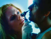 Catherine (Marg Helgenberger) &uuml;berf&uuml;hrt den T&auml;ter (r. Darsteller unbek.) mit Hilfe einer DNA-Analyse.