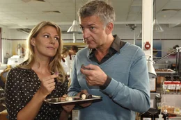 Katharina (Sophie Sch&uuml;tt, l.) und ihr Vertriebsleiter Pit (Dominic Raacke, r.) testen Pralinen.