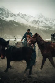 Nomadische Hirten in Kirgisistan  +++ Die Verwendung des sendungsbezogenen Materials ist nur mit dem Hinweis und Verlinkung auf RTL+ gestattet. +++