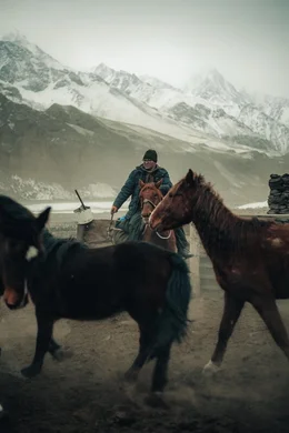 Nomadische Hirten in Kirgisistan  +++ Die Verwendung des sendungsbezogenen Materials ist nur mit dem Hinweis und Verlinkung auf RTL+ gestattet. +++