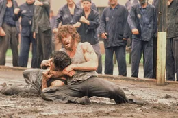 Kyle (Jean-Claude Van Damme, r.)