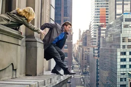 Der ehemalige Polizist Nick Cassidy (Sam Worthington) sitzt eine Haftstrafe ab, doch f&uuml;r die Beerdigung seines Vaters bekommt er Freigang und fl&uuml;chtet. Daraufhin checkt er unter falschem Namen in ein Hotel in Manhattan ein und zieht schon bald die Aufmerksamkeit auf sich, denn Nick steht am Fenstersims und will scheinbar in den Tod springen - doch etwas h&auml;lt ihn davon ab ...