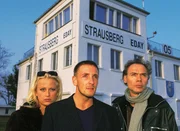 Andre Fux (Mark Keller, Mi.), Trixi (Jenny Elvers) und Dr. Mehring (Gerald Uhlig) beobachten die führerlose Cessna ...