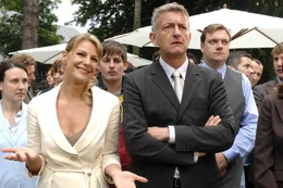 Pit (Dominic Raacke, r.) glaubt zu tr&auml;umen. Der scheidende Gesch&auml;ftsf&uuml;hrer ernennt nicht ihn zu seinem Nachfolger, sondern Katharina Kessler (Sophie Sch&uuml;tt, l.).