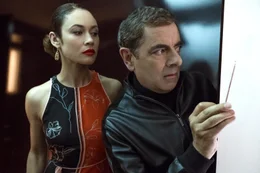 L-R: Ophelia Bhuletova (Olga Kurylenko) und Johnny English (Rowan Atkinson)