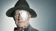 Victor Decondé (Luc van Grunderbeeck) hat Schwierigkeiten, sich mit seiner Erblindung zurechtzufinden. Victor Decondé (Luc van Grunderbeeck) hat Schwierigkeiten, sich mit seiner Erblindung zurechtzufinden.