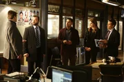 Zum Missfallen von Beckett (Stana Katic, l.), Castle (Nathan Fillion, 2.v.l.), Ryan (Seamus Dever, 2.v.r.) und Esposito (Jon Huertas, r.) mischt sich der russische Sicherheitsbeamte Vasily Zhiov (Nick Tarabay, M.) sehr in ihre Ermittlungen ein ...