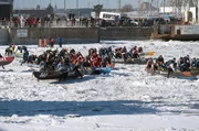 Im Winter türmt sich das gefrorene Wasser des Sankt-Lorenz-Stroms zu riesigen Eisflächen. Die Bewohner Québecs stellen sich der Herausforderung – mit zerbrechlichen Eiskanus. Im Winter türmt sich das gefrorene Wasser des Sankt-Lorenz-Stroms zu riesigen Eisflächen. Die Bewohner Québecs stellen sich der Herausforderung – mit zerbrechlichen Eiskanus.