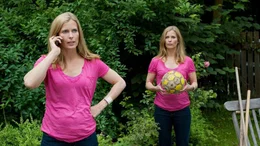 Lange Stromzufuhr und menschliche Nahrung st&ouml;ren die Gehorsamkeitsfunktion: Doch erst viel zu sp&auml;t besch&auml;ftigt sich Katrin (Valerie Niehaus, l.) mit der Betriebsanleitung von Kate (Valerie Niehaus, r.) - mit fatalen Folgen, denn der Android schaltet inzwischen nur noch auf auf stur ..
