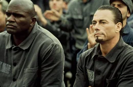 Kyle (Jean-Claude Van Damme, r.)