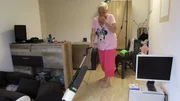 Sandra (41) beim Staubsaugen Sandra (41) beim Staubsaugen