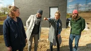 Joela, Johannes, Moderatorin Anni Dunkelmann und Sebastian besichtigen ein Grundstück (v.l.). Joela, Johannes, Moderatorin Anni Dunkelmann und Sebastian besichtigen ein Grundstück (v.l.).