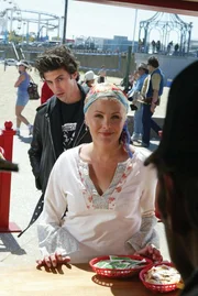 Milo Ventimiglia (Jess Mariano), Sherilyn Fenn (Sasha).