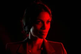 Elizabeth (Rosario Dawson)