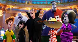 "Hotel Transsilvanien 3 - Ein Monster Urlaub", Mavis findet, dass ihr Vater Dracula dringend Erholung braucht. Kurzerhand bucht sie eine Urlaubsreise auf einem Monster-Kreuzfahrtschiff. Alle Freunde und Familienmitglieder gehen mit an Bord. Alles scheint perfekt zu sein, zumal sich Dracu in die h&uuml;bschen Kapit&auml;nin Ericka verliebt. Seine Traumfrau hat jedoch ein dunkles Geheimnis. Als Vampirj&auml;ger Van Helsing auf den Plan tritt, wird es f&uuml;r die Monster gef&auml;hrlich.  SENDUNG: ORF eins - FR - 25.12.2020 - 15:35 UHR. - Veroeffentlichung fuer Pressezwecke honorarfrei ausschliesslich im Zusammenhang mit oben genannter Sendung oder Veranstaltung des ORF bei Urhebernennung.