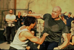 Kyle (Jean-Claude Van Damme, l.)