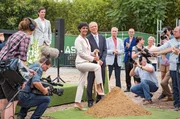 Großer Schock bei der Sportgruppe „Graue Tiger“: Tom (Alexander Becht, liegend), der Trainer von Charlotte Baumgart (Ursela Monn, vorne l.), ist schwer verunglückt. (mit Komparsen)