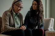 Jody Lynch (l.) und Danielle Arwood auf dem Sofa.