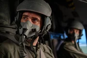 REENACTMENT - Captain Justin Grieve (gespielt von Brendan Rowland) und Pilot Major Ryan Link (gespielt von Jamie Champagne) schauen aus dem Fenster, kurz bevor sie sich aus dem B-2-Bomber stürzen. REENACTMENT - Captain Justin Grieve (gespielt von Brendan Rowland) und Pilot Major Ryan Link (gespielt von Jamie Champagne) schauen aus dem Fenster, kurz bevor sie sich aus dem B-2-Bomber stürzen.