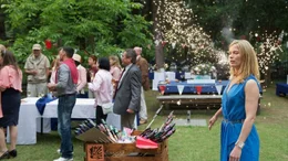 Als Katrin beschlie&szlig;t, Kate (Valerie Niehaus) auf der Gartenparty unbemerkt au&szlig;er Gefecht zu setzen, l&ouml;st sie versehentlich ein Feuerwerk aus, das die G&auml;ste in gro&szlig;e Panik versetzt. Jetzt scheint alles verloren ...