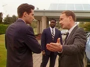 Mulder (David Duchovny, l.) stellt leider fest, dass sich außer ihm auch noch andere Agenten für den genialen Wissenschaftler Brad Wilczek interessieren.