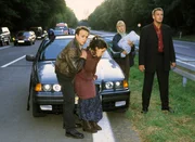 Semir (Erdogan Atalay, li.), Margarethe (Kathrin Angerer, 2.v.i.), Roswitha (Jenny Gröllmann) und Andre (Mark Keller) müssen zusehen, wie der Notarztwagen mit Dr. Sieloff verunglückt. Semir (Erdogan Atalay, li.), Margarethe (Kathrin Angerer, 2.v.i.), Roswitha (Jenny Gröllmann) und Andre (Mark Keller) müssen zusehen, wie der Notarztwagen mit Dr. Sieloff verunglückt.