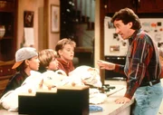 Tim (Tim Allen, re.) verdonnert seine Söhne (v.li.: Jonathan Taylor Thomas, Taran Noah Smith, Zachery Ty Bryan) zu einer gemeinsamen Bastelstunde, weil Jill sich zum Muttertag Geschenke wünscht, die von Herzen kommen.