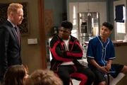 v.li.: Mitchell Pritchett (Jesse Tyler Ferguson), Derek (Charles Lott Jr.), Carlos (Jeremy Isaiah Becerra)