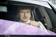 Als Köster (David C. Brunners) vor seinem Haus vorfährt, wird er von der wartenden Elena beschossen...