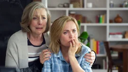 L-R: Doris (Deborah Grant) und Leah Banning (Radha Mitchell)