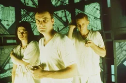 F&uuml;r Joan Leaven (Nicole de Boer, l.), David Worth (David Hewlett, M.) und Kazan (Andrew Miller, r.) beginnt ein Kampf auf Leben und Tod, den nicht der St&auml;rkste, sondern der Cleverste f&uuml;r sich entscheidet ...