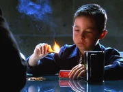 Der kleine Sam (Max Jansen Weinstein) spielt offensichtlich gerne dem Feuer. Hat er versehentlich den tödlichen Brand ausgelöst, bei dem seine Schwester ums Leben kam?