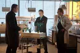 Im Labor treffen (v.li.) der wahre Dr. Martin Harris (Liam Neeson), sein Doppelg&auml;nger (Aidan Quinn) und der Nobelpreistr&auml;ger Prof. Leo Bressler (Sebastian Koch) aufeinander.