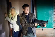Als Petrov das Versteck angreift, suchen Alex (Vinzenz Kiefer) und Semir nach einem Weg, um mit Elena (Hildegard Schmahl) und Asmussen zu fliehen...