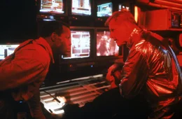 Detective Harrigan (Danny Glover, r.) und der zwielichtige FBI-Agent Keyes (Gary Busey, l.) t&uuml;fteln einen Plan aus, um den Au&szlig;erirdischen au&szlig;er Gefecht setzen zu k&ouml;nnen ...