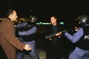 BKA-Mann Holz (Wilfried Hochholdinger, Mi.) verhaftet den Sicherheitschef Birkens (Slaheddine Ben Saad, li.). Er glaubt, daß Birkens ein Attentat auf den Präsidentschaftskandidaten Agave geplant hat.